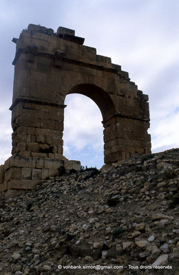 [007-1983-13] Kasserine (Cillium) : Arc de triomphe