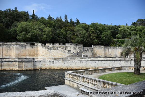 [NU926-2023-5749] Nîmes (Nemausus) - Jardins de la Fontaine : Bassin de la source (XVIII° - Vue partielle) - Terrasses adossées au mont Cavalier
