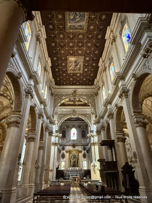 Lecce - Duomo : Nef et son plafond peint (vue partielle)