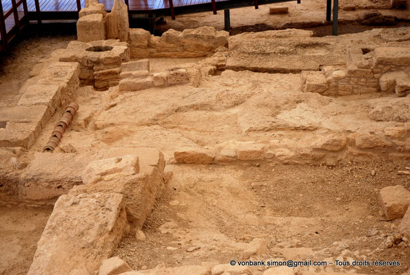 [NU900-2012-002] Kourion (Curium) : Maison d'Eustolios - Au sol, morceaux de canalisation en terre cuite utilisés pour le passage de l'air chaud nécessaire au caldarium