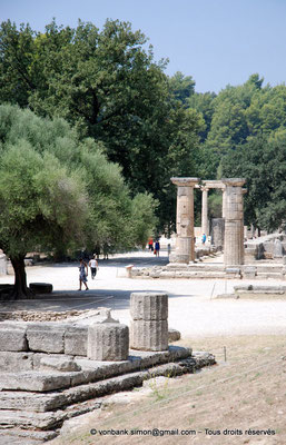 [NU901-2008-0228] Olympie : Premier plan, angle Nord-Ouest du Metrôon - puis Base de l'autel et colonnes du temple d'Héra - à l'arrière-plan, colonnes du Philippéion