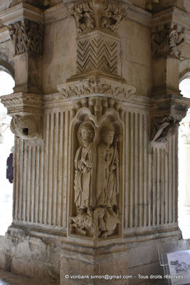 [NU926-2023-6211] 13 - Montmajour - Abbaye Saint-Pierre - Cloître : St-Pierre, Abbé Guillaume de Bonnieux (Pilier d'angle galeries Nord et Est)