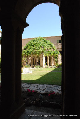 [NU001-2017-561] 34 - Villeveyrac - Valmagne : Fontaine-Lavabo (vue depuis l'angle Sud-Ouest du cloître)