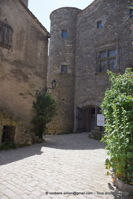 [NU923-2022-4239] 12 - La Couvertoirade - Village : Hôtel de la Scipione avec sa tour escalier, vu depuis l'intérieur