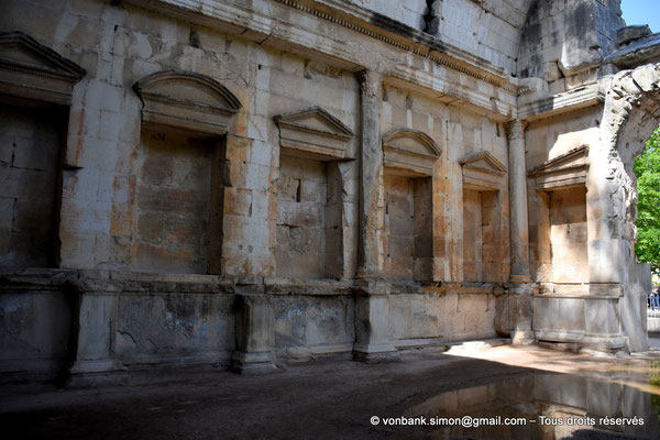 [NU926-2023-5755] Nîmes (Nemausus) - Temple de Diane : Grandes niches ornées de frontons (Mur intérieur Nord de la cella)