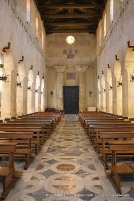 [NU927-2023-6556] Syracuse - Temple d'Athéna/Duomo (Ortygie) : Au fond de la nef (mur Ouest), les deux colonnes de l'opisthodome in antis, son mur de séparation d'avec le naos ayant été supprimé lors de la construction de la cathédrale