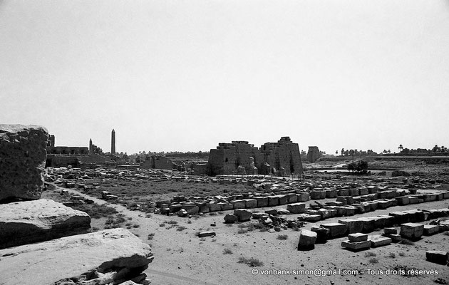 [NB078-1973-18] Karnak - Propylées du Sud : Cour comprise entre les pylônes VIII et IX - Au centre, façade Sud du pylône VIII (vue prise depuis le toit-terrasse du temple de Khonsou)