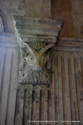 [NU926-2023-6247] 13 - Montmajour - Abbaye Saint-Pierre - Cloître : Tête de bouc attaquée aux oreilles par des serpents (Pilier d'angle, Galeries Ouest et Nord)