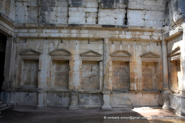 [NU926-2023-5758] Nîmes (Nemausus) - Temple de Diane : Grandes niches ornées de frontons (Mur intérieur Nord de la cella)