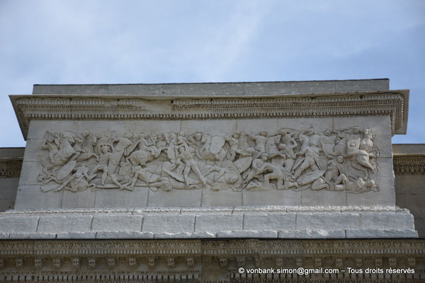 [NU926-2023-6096] Orange (Arausio) : Arc de triomphe (Face Nord) - Socle central du second attique : Scène de bataille entre Romains et Barbares