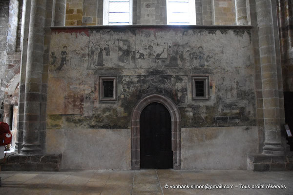 [NU923-2022-4340] 12 - Conques - Eglise abbatiale Sainte-Foy : Fresques endommagées qui relatent l'histoire de Ste Foy (Sacristie, partie inférieure du mur du transept Sud)