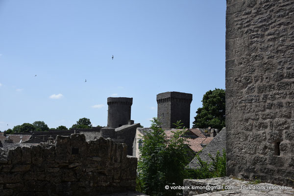 [NU923-2022-4258] 12 - La Couvertoirade - Les remparts : Base de la tour-clocher de l'église Saint-Christol, puis sommets des tours carrée de la porte Nord et ronde située derrière l'hôtel de la Scipione