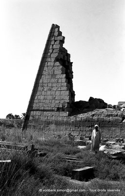 [NB070-1973-16] Karnak - Propylées du Sud : Façade Nord du pylône IX - Môle Est