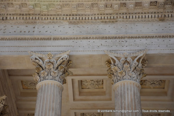 [NU923-2022-4156] Nîmes (Nemausus) - Maison carrée : Détail du frontispice - Trous du scellement des lettres en bronze de l'inscription