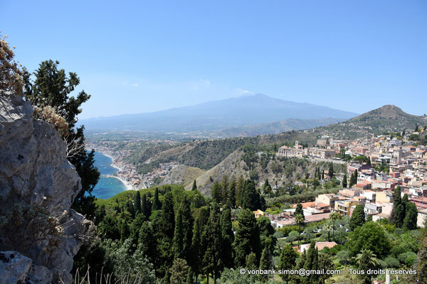 [NU927-2023-6345] Taormine : Contrefort des Monts Péloritains - sur la gauche, la mer Ionienne - en arrière-plan, l'Etna (vue partielle depuis le haut de la cavea du théâtre)