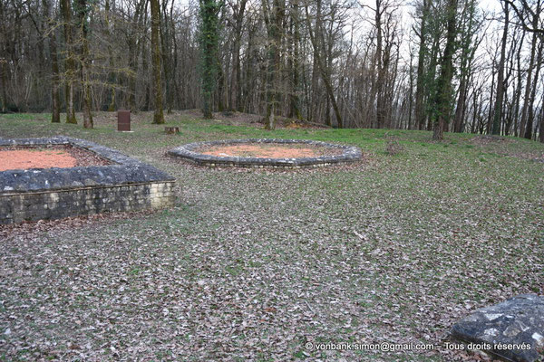 [NU800b-2019-0871] Les Bouchauds (Germanicomagus) : Assises des deux temples (rectangulaire et octogonal, Ier siècle) situés à l'Est du théâtre