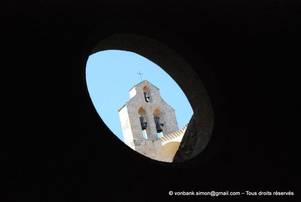 [NU001-2017-596] 34 - Villeveyrac - Valmagne : Clocher-mur vu au travers de l'un des oculus de l'une des galeries du cloître