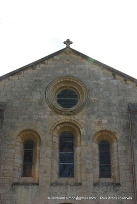 [NU003-2017-039] 13 - La Roque d'Anthéron - Abbaye de Silvacane : Oculus et trois baies (partie supérieure de la façade Ouest)