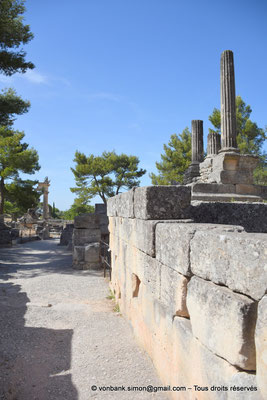 [NU923-2022-3849] Glanum : Sanctuaire - Passage charretier en contrebas du temple de Valetudo