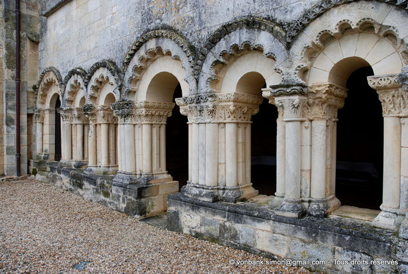 [NU904-2015-0002] 17 - Trizay - Prieuré Saint-Jean l'Évangéliste : Arcs polylobés (Porte d'accès au dortoir du 1er étage et salle capitulaire (XIII°))