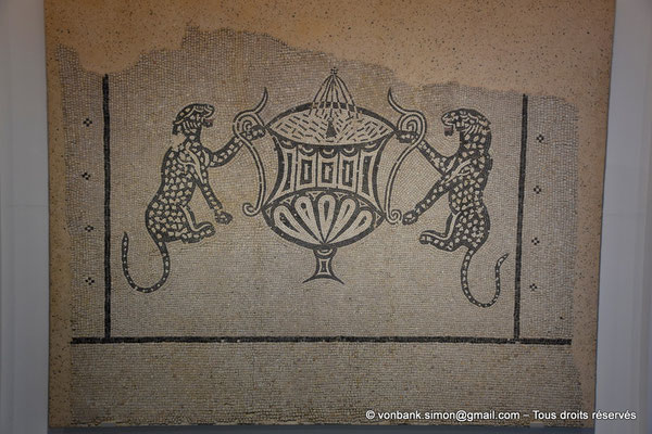 [NU923-2022-4203] Nîmes (Nemausus) - Musée de la Romanité : Panthères dressées de part et d'autre d'un cratère-fontaine (début du II° siècle après J.-C.)