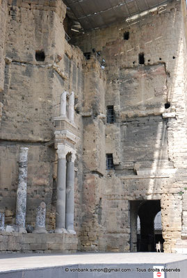 [NU001e-2018-0030] Orange (Arausio) : Théâtre - Partie droite de la scène - Vue partielle du mur de scène évoquant une façade de palais avec ses trois étages de colonnes