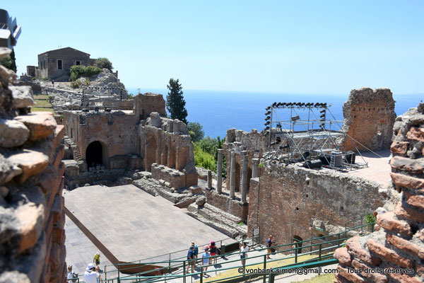 [NU927-2023-6326] Taormine - Théâtre : Scène et son mur - en arrière-plan, la mer Ionienne (vue prise depuis le haut de la cavea)