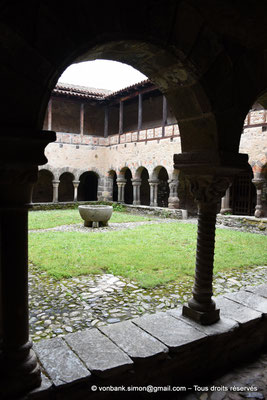 [NU926-2023-5643] 43 - Lavaudieu - Abbaye : Galerie Nord du cloître - en arrière-plan, l'angle Sud-Ouest - au centre, vasque provenant d'une ancienne fontaine