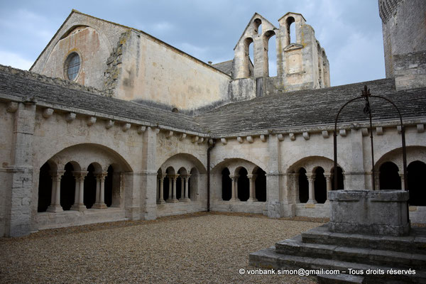[NU926-2023-6235] 13 - Montmajour - Abbaye Saint-Pierre - Cloître : Angle Nord-Est - Arrière de l'abbatiale et Clocher (XII°) (vue prise depuis la Galerie Sud)