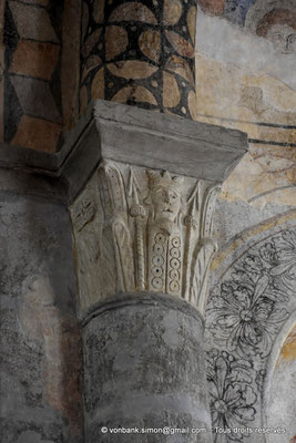 [NU926-2023-5619] 43 - Lavaudieu - Abbaye : Chapiteau à feuillages avec tête humaine couronnée flanquée de deux lances (Réemploi - Chœur)