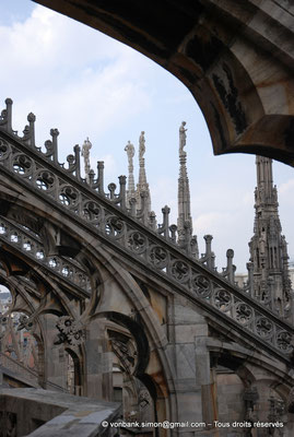 [NU908-2015-0800] Milan - Duomo : Arcs-boutants et statues de marbre blanc