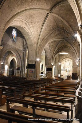 [NU928-2024-7390] 04 - Manosque - Eglise Saint-Sauveur : Bas-côté Sud - sur la gauche, la nef (vue partielle)