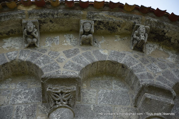 [NU922-2022-2956] 16 - Conzac - Eglise Saint-Jacques : Modillons (abside) : Homme assis qui soutient sa tête d'une main dans une attitude de penseur - Atlante - Musicien (harpe/psaltérion)