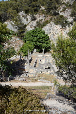 [NU923-2022-3860] Glanum : Sanctuaire - Vue plongeante sur le site de la source sacrée - sur la gauche, le temple de Valetudo