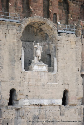 [NU001e-2018-0032] Orange (Arausio) : Théâtre - Niche centrale du mur de scène où trône la statue de l'empereur Auguste