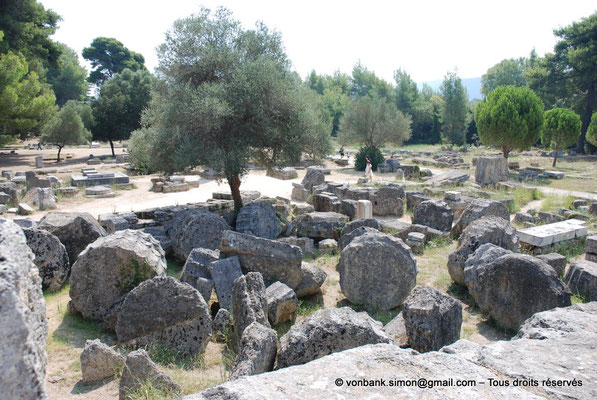 [NU901-2008-0219] Olympie - Temple de Zeus : Colonnes couchées suite aux tremblements de terre du VI° siècle après J.-C.