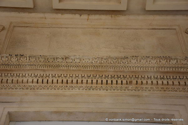 [NU923-2022-4165] Nîmes (Nemausus) - Maison carrée : Linteau/Corniche de la porte de la Cella (détail)