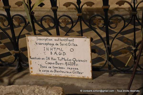 [NU926-2023-5865] 30 - Saint-Gilles - Abbatiale - Crypte : Recopie et traduction de l'épitaphe du sarcophage