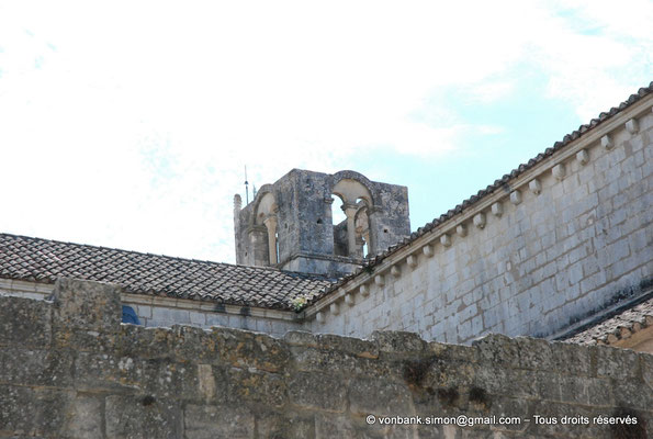 [NU003-2017-117] 13 - La Roque d'Anthéron - Abbaye de Silvacane : Clocher carré ajouré sur chacune de ses faces d'une baie géminée