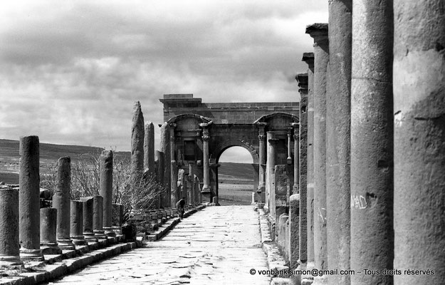 [NB035-1978-24] Timgad (Thamugadi) : Decumanus maximus, en direction de Lambaesis - Arc de Trajan