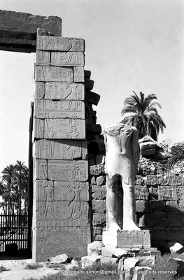 [NB070-1973-24] Karnak - Propylées du Sud : Porte du pylône X (face Nord) - Statue au nom de Ramsès II