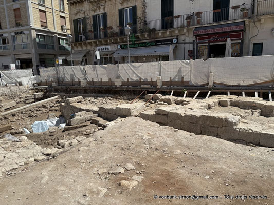 [NU929-2025-0642] Lecce - Amphithéâtre : Fouilles en cours sous le trottoir de la Piazza Sant'Oronzo