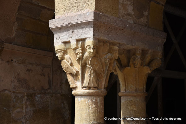 [NU923-2022-4412] 12 - Conques - Eglise abbatiale Sainte-Foy : Cloître - Chapiteaux de la galerie occidentale (guerriers à pied en armes)