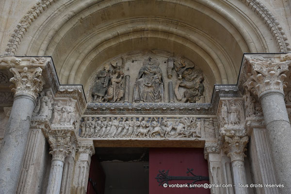 [NU926-2023-5843] 30 - Saint-Gilles - Abbatiale : Le cortège des apôtres, Jésus entrant à Jérusalem (Frise supérieure de la façade, Portail Nord)