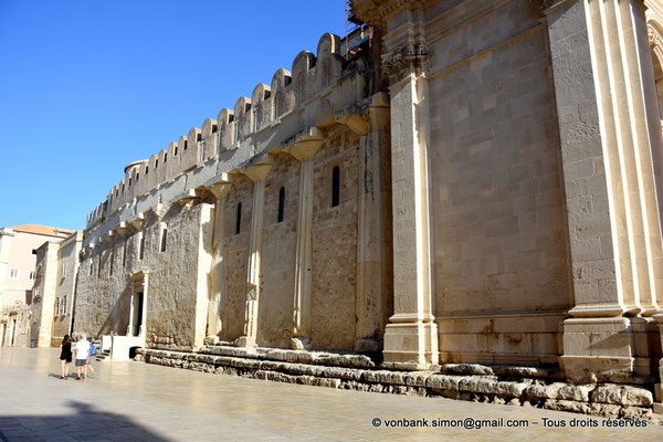 [NU927-2023-6522] Syracuse - Temple d'Athéna/Duomo (Ortygie) : Colonnes du péristyle Nord incluses dans la façade extérieure Nord de l'actuelle cathédrale