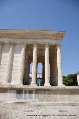 [NU923-2022-4157] Nîmes (Nemausus) - Maison carrée : Façade Nord-Est (partie comprenant le péristyle du pronaos)