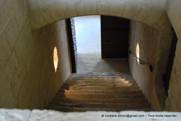 [NU003-2017-058] 13 - La Roque d'Anthéron - Abbaye de Silvacane : Escalier de jour vers le cloître au rez-de-chaussée