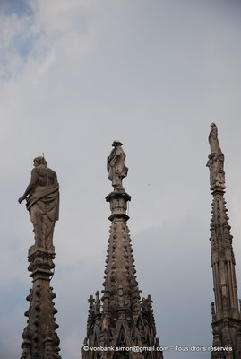 [NU908-2015-0799] Milan - Duomo : Flèches et statues de marbre blanc