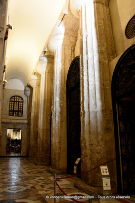 [NU927-2023-6546] Syracuse - Temple d'Athéna/Duomo (Ortygie) : Colonnes du péristyle Sud incluses dans le collatéral Sud de l'actuelle cathédrale