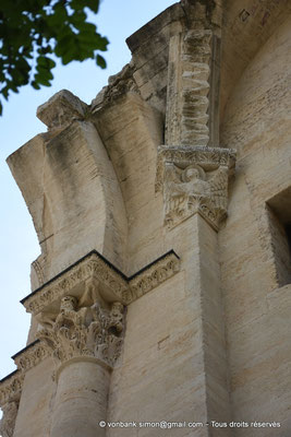 [NU926-2023-5892] 30 - Saint-Gilles - Abbatiale - Ancien chœur : Chapiteaux corintien et d'un Ange ailé (face orientale du pilier roman ruiné contenant l'escalier en vis)